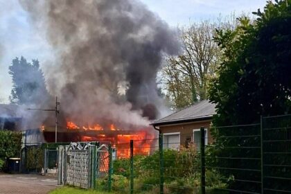 Brand in Drevenack: Carport brennt lichterloh – Flammen drohen überzugreifen