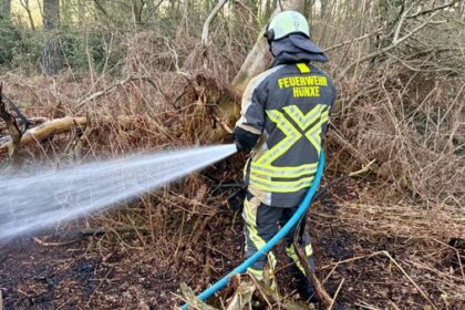 Brand in einem Hünxer Waldstück – Feuerwehr im Einsatz