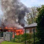 Carport brennt lichterloh in Hünxe-Drevenack – Feuerwehr verhindert Schlimmeres