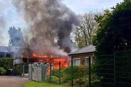 Carport brennt lichterloh in Hünxe-Drevenack – Feuerwehr verhindert Schlimmeres