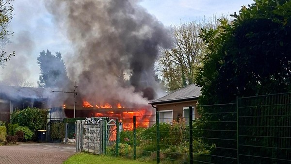 Carport brennt lichterloh in Hünxe-Drevenack – Feuerwehr verhindert Schlimmeres