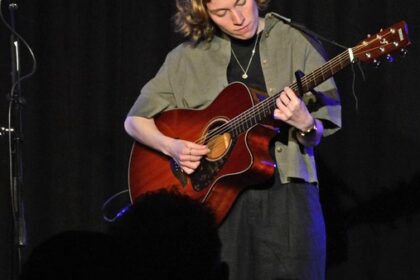 Dinslakener Musikerin Clara Schwarz begeistert mit eigenen Songs