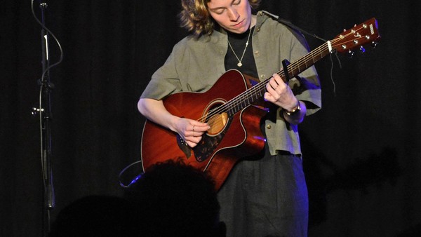 Dinslakener Musikerin Clara Schwarz begeistert mit eigenen Songs