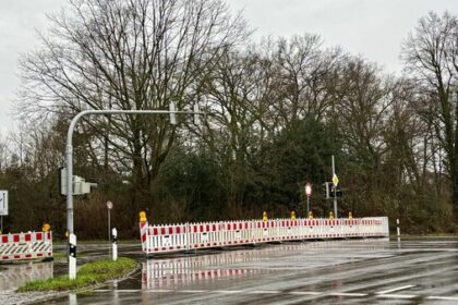 Droht Verkehrschaos? Bahn sperrt Hauptverkehrsstraßen in Dinslaken und Voerde