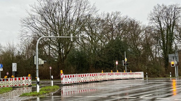 Droht Verkehrschaos? Bahn sperrt Hauptverkehrsstraßen in Dinslaken und Voerde