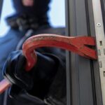 Einbruch am hellichten Tag in Dinslaken: Täter durchwühlen Schränke in Wohnung