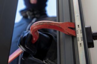 Einbruch am hellichten Tag in Dinslaken: Täter durchwühlen Schränke in Wohnung