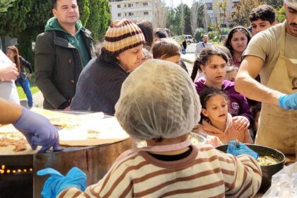 Friedensdorf im Libanon: Ein Mädchen singt im Spielzimmer, während draußen Drohnen fliegen