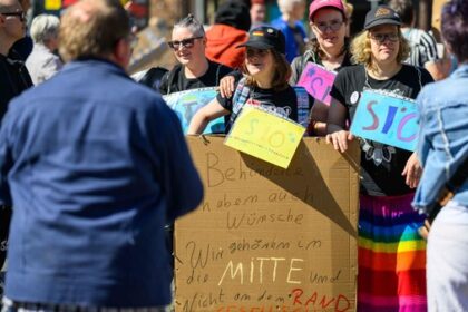 Gegen Diskriminierung: Menschen mit Behinderung protestieren in Dinslaken