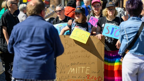 Gegen Diskriminierung: Menschen mit Behinderung protestieren in Dinslaken