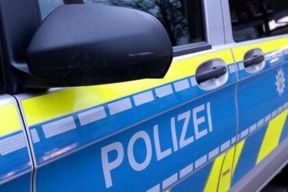 Gegenstand stürzt auf Pkw-Glasdach: Leichtverletzter auf der A3 in Hünxe