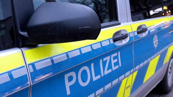 Gegenstand stürzt auf Pkw-Glasdach: Leichtverletzter auf der A3 in Hünxe
