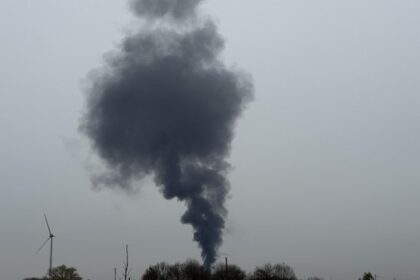 Großbrand in Voerde - riesige Rauchsäule über dem Kraftwerk