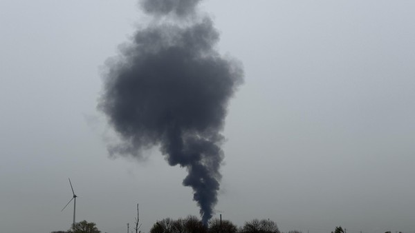 Großbrand in Voerde - riesige Rauchsäule über dem Kraftwerk