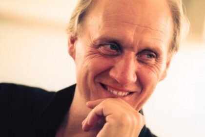 Herman van Veen kommt zur Sommerkultur ins Burgtheater Dinslaken