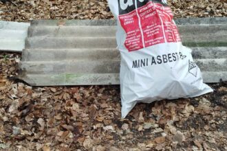 Illegale Müllentsorgung in Hünxe: Dreiste Unbekannte kippen Asbest-Müll auf Wanderparkplatz