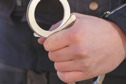 In Dinslakener Innenstadt: Polizei nimmt mutmaßlichen Einbrecher fest