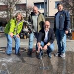 In Dinslakener Innenstadt: Sie sprudeln wieder – Wasserspiele nach Winterpause aktiviert
