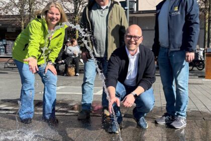 In Dinslakener Innenstadt: Sie sprudeln wieder – Wasserspiele nach Winterpause aktiviert
