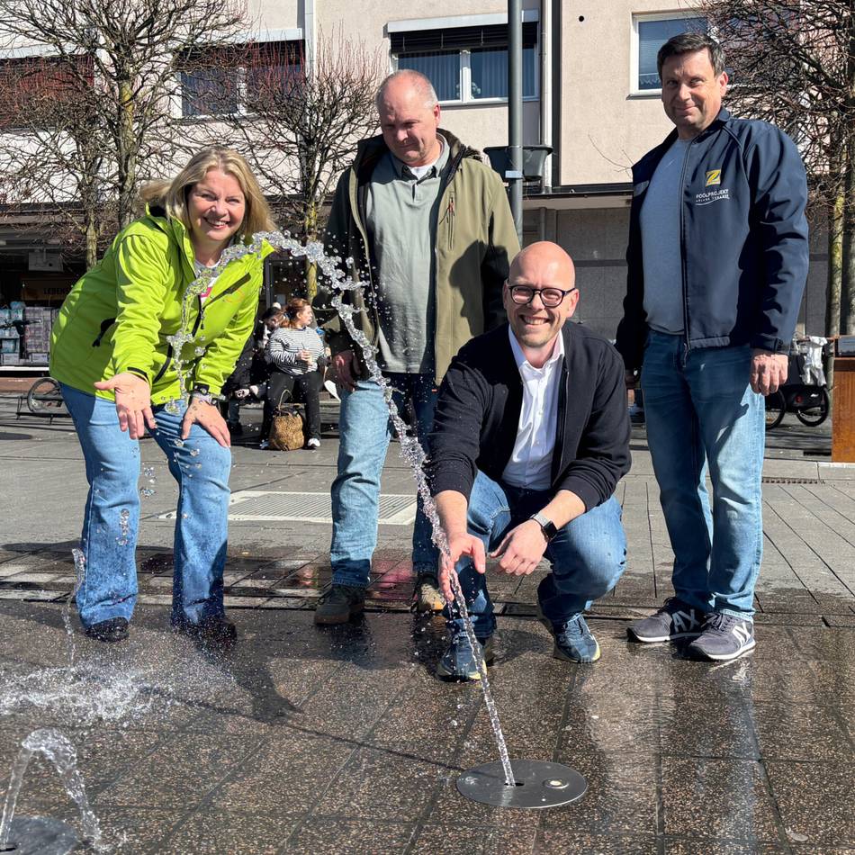 In Dinslakener Innenstadt: Sie sprudeln wieder – Wasserspiele nach Winterpause aktiviert
