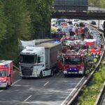 Mehrere Kilometer Stau: Schwerer Lkw-Unfall bei Duisburg – A59 ist gesperrt