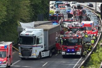 Mehrere Kilometer Stau: Schwerer Lkw-Unfall bei Duisburg – A59 ist gesperrt