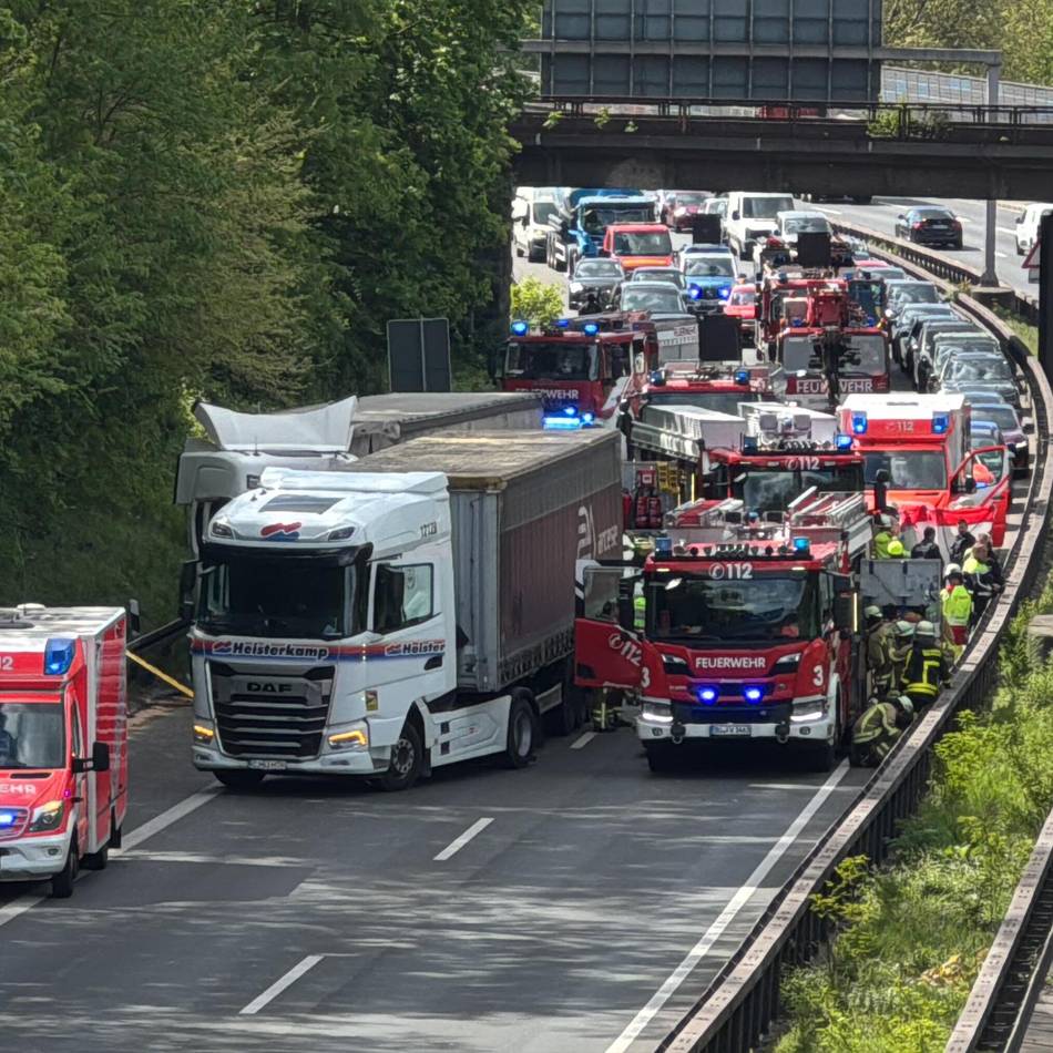 Mehrere Kilometer Stau: Schwerer Lkw-Unfall bei Duisburg – A59 ist gesperrt