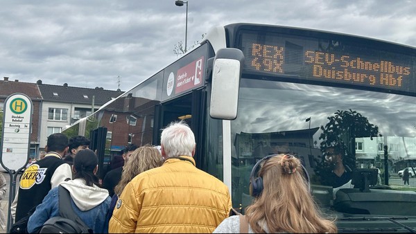 Mit Bus statt Zug von Dinslaken nach Duisburg: „Verplempere meine Freizeit“