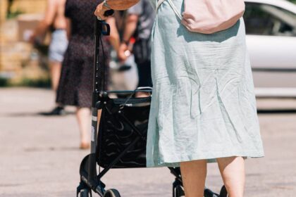 Mitten in Dinslaken: 80-Jährige vor Supermarkt ausgeraubt