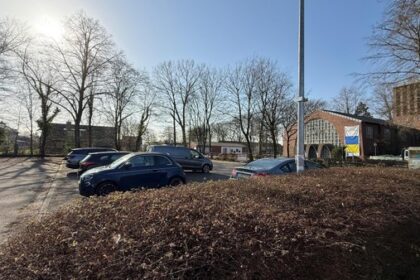 Parkplatzsorgen in Bruckhausen: Kirchengemeinde reagiert auf Bedenken