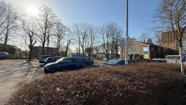 Parkplatzsorgen in Bruckhausen: Kirchengemeinde reagiert auf Bedenken