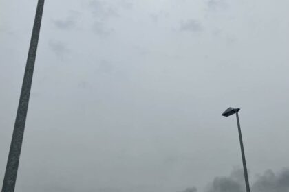 Rauchsäule über Voerde: Große Rauchsäule über Kraftwerksgelände - Feuerwehr im Großeinsatz