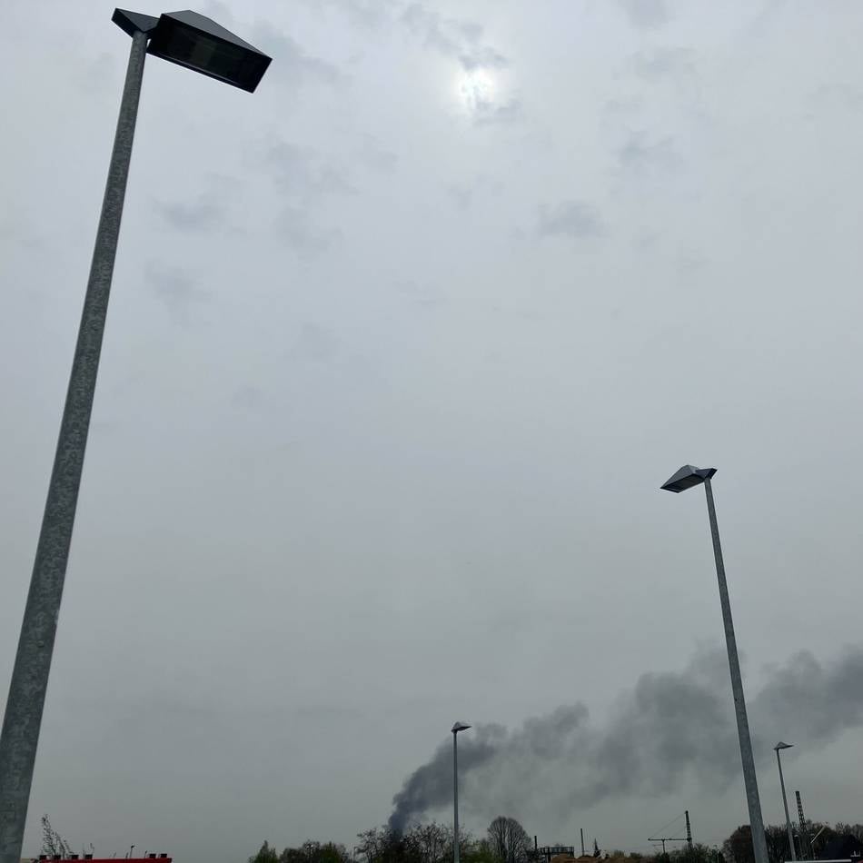 Rauchsäule über Voerde: Große Rauchsäule über Kraftwerksgelände - Feuerwehr im Großeinsatz