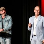 René Steinberg und Doc Esser in Voerde: Plötzlich prustet der Arzt Wasser