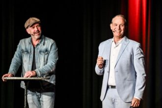 René Steinberg und Doc Esser in Voerde: Plötzlich prustet der Arzt Wasser