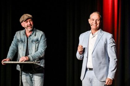 René Steinberg und Doc Esser in Voerde: Plötzlich prustet der Arzt Wasser