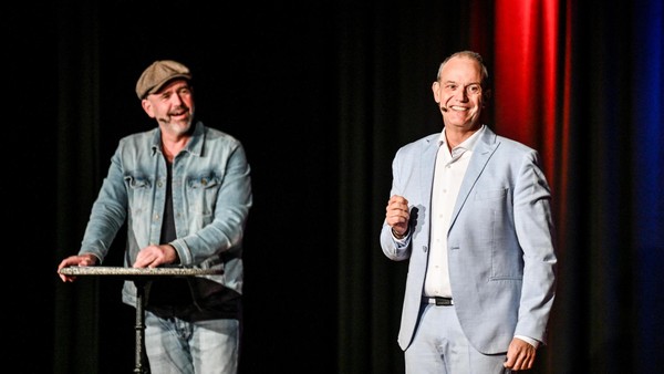 René Steinberg und Doc Esser in Voerde: Plötzlich prustet der Arzt Wasser