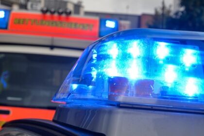 Riskantes Überholmanöver: Beifahrerin bei Unfall in Dinslaken schwer verletzt