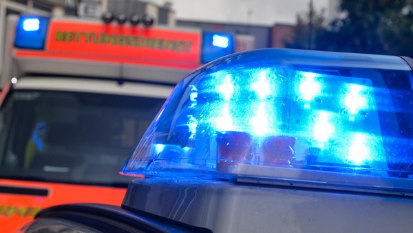 Riskantes Überholmanöver: Beifahrerin bei Unfall in Dinslaken schwer verletzt
