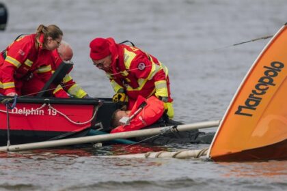 Training für Badeunfälle: Kreis Weseler DLRG trainiert Lebensrettung im Rhein