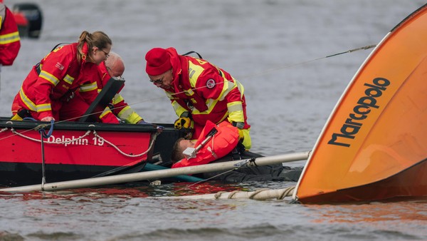 Training für Badeunfälle: Kreis Weseler DLRG trainiert Lebensrettung im Rhein