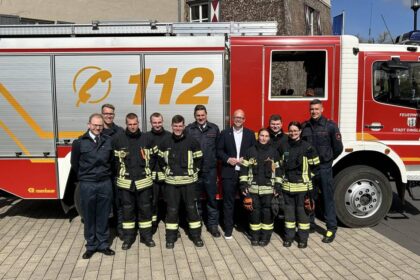Training on the job: Feuerwehr-Azubis rücken in Dinslaken zu echten Einsätzen aus