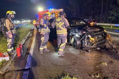 Unfall auf der A3 bei Hünxe: Autoteile flogen bis auf die Gegenfahrbahn