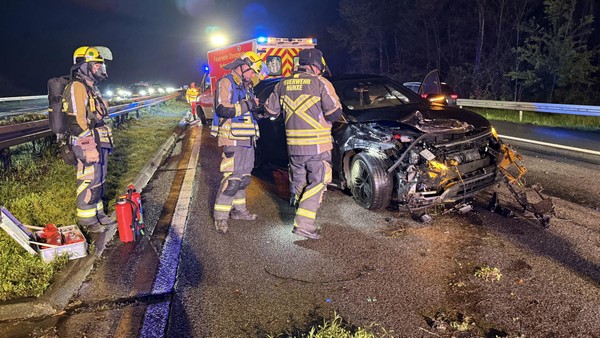 Unfall auf der A3 bei Hünxe: Autoteile flogen bis auf die Gegenfahrbahn