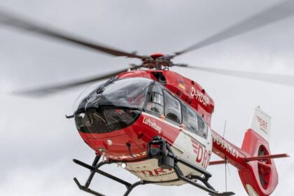 Unfall in Voerde: 17-Jährige kollidiert mit Auto – Hubschrauber im Einsatz