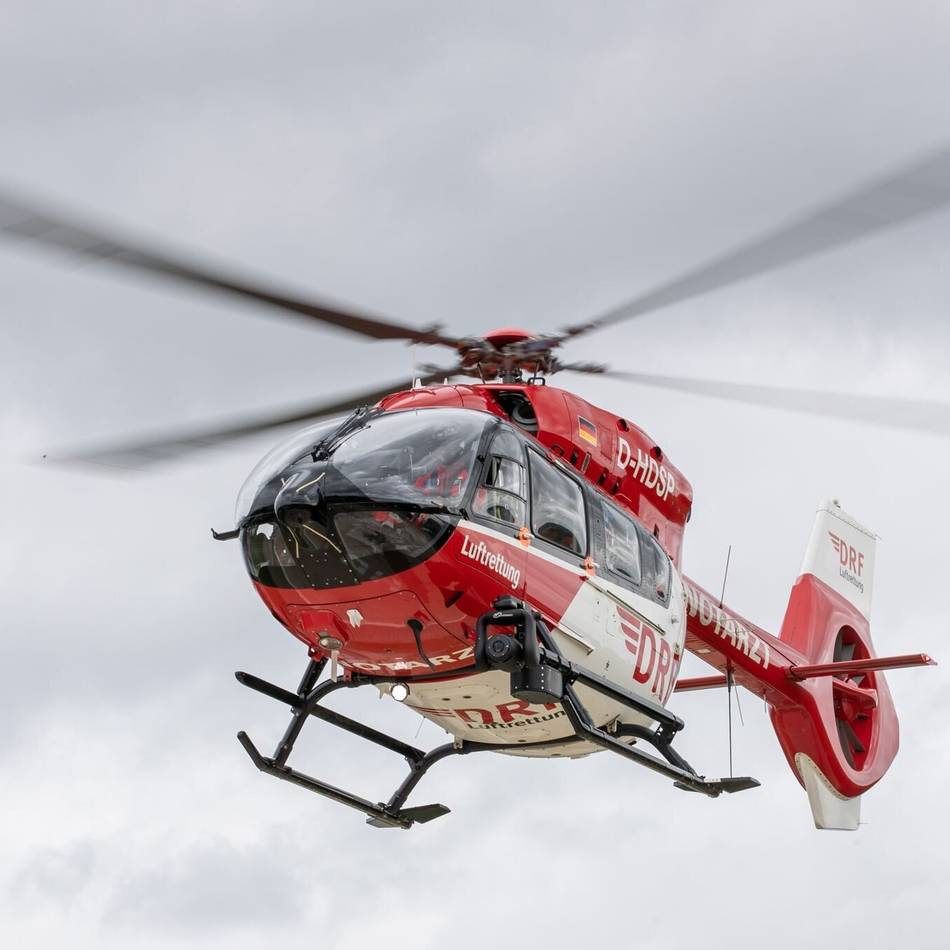 Unfall in Voerde: 17-Jährige kollidiert mit Auto – Hubschrauber im Einsatz