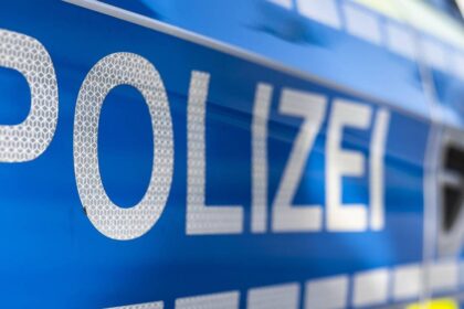 Unfallflucht in Dinslaken: Mercedes schleudert in Gegenverkehr – Fahrer flüchtet