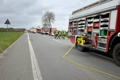 Verkehrsunfall in Hünxe: Auto landet in Graben – Feuerwehr im Einsatz