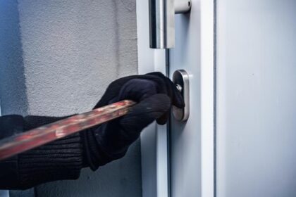 Vermummte brechen in Haus einer 86-Jährigen ein: Polizei sucht nach Zeugen