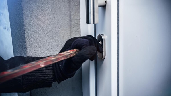 Vermummte brechen in Haus einer 86-Jährigen ein: Polizei sucht nach Zeugen